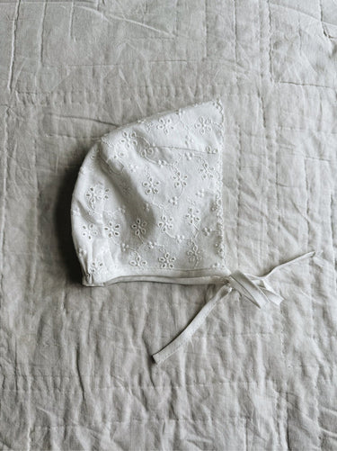 Linn Bonnet, Broderie Anglaise
