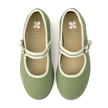 Canvas Mary Janes, Pivert